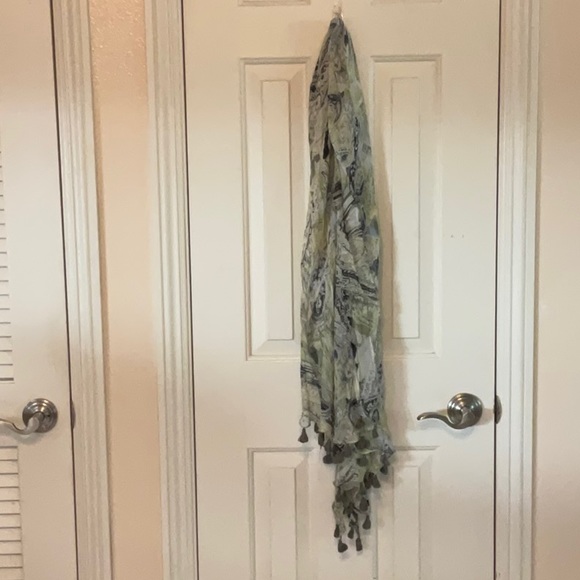 🧣CHICO’S GREEN AND BLUE PRINT SCARF 🧣 - Picture 6 of 16
